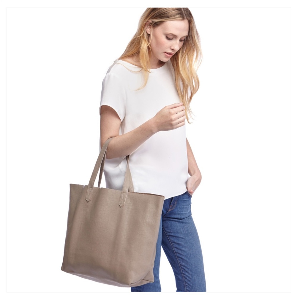 Cuyana leather tote bag in Stone color